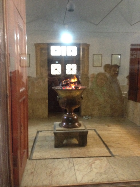 گلدان آتش در آتشکده زرتشتیان یزد